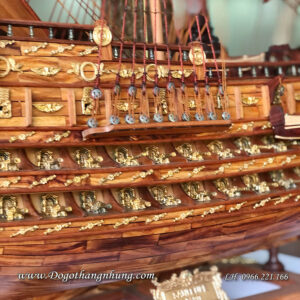 Thuyền buồm mô hình đẹp độc lạ bởi các chi tiết phụ kiện gắn trên thuyền làm bằng hợp kim đồng rất tinh xảo