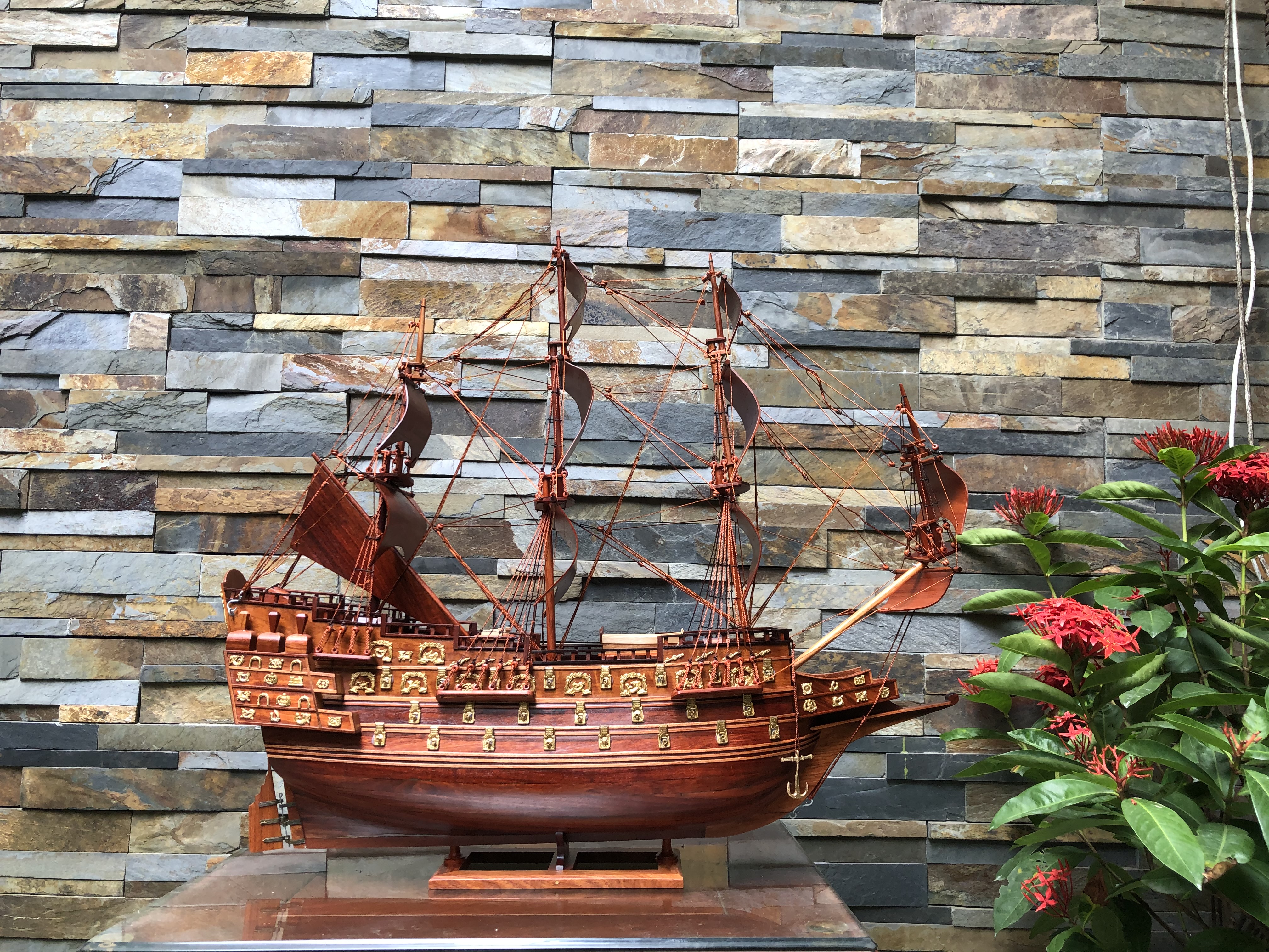Mua hình thuyền buồm 60cm quà tặng khai trương công ty ý nghĩa được làm bằng chất liệu gỗ hương ta cao cấp