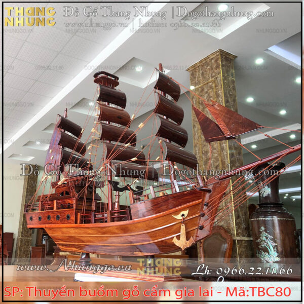 Thuyền buồm gỗ cẩm giá siêu rẻ được làm bằng chất liệu gỗ cẩm gia lai là loại gỗ mịn vân đẹp