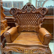 Chi tiết hoa văn sắc nét của ghế trong bộ 10 món louis hoàng gia gỗ tự nhiên