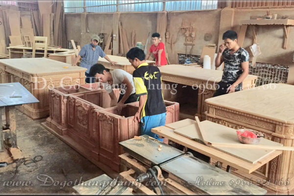 Xưởng sản xuất bàn làm việc gỗ tự nhiên uy tín tại làng nghề gỗ Bắc Ninh