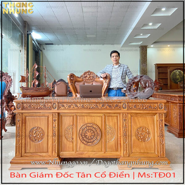 Bàn lãnh đạo mẫu trống đồng gỗ tự nhiên kích thước 175cm được thiết kế theo phong cách tân cổ điển đục hoa văn trống đồng mang đậm nét văn hoa Việt Nam