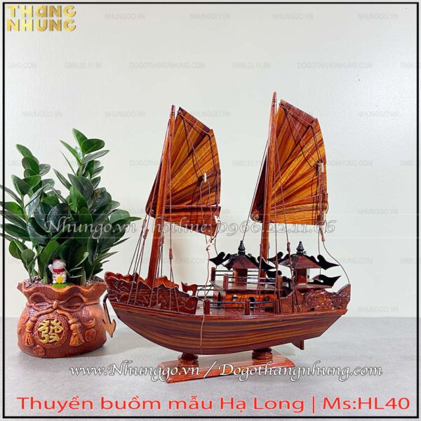 Mô hình thuyền buồm để bàn làm việc gỗ tự nhiên được thiết kế theo mẫu thuyền rồng Hạ Long kích thước nhỏ phù hợp để bàn làm việc