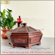 Khay bánh kẹo gỗ trắc đẹp-KBK01 được làm thủ công với hoa văn tinh sảo, bên trong có thiết kế 9 hộc nhỏ có thể nhấc ra tiện lợi