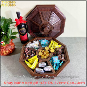 Khay bánh kẹo gỗ trắc VIP-KBK01 có thiết kế hộp màu đỏ đi kèm, làm quà tặng sang trọng và ý nghĩa