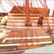 Mô hình thuyền phong thủy France2 trên thân được thiết kế các chi tiết như thuyền thật