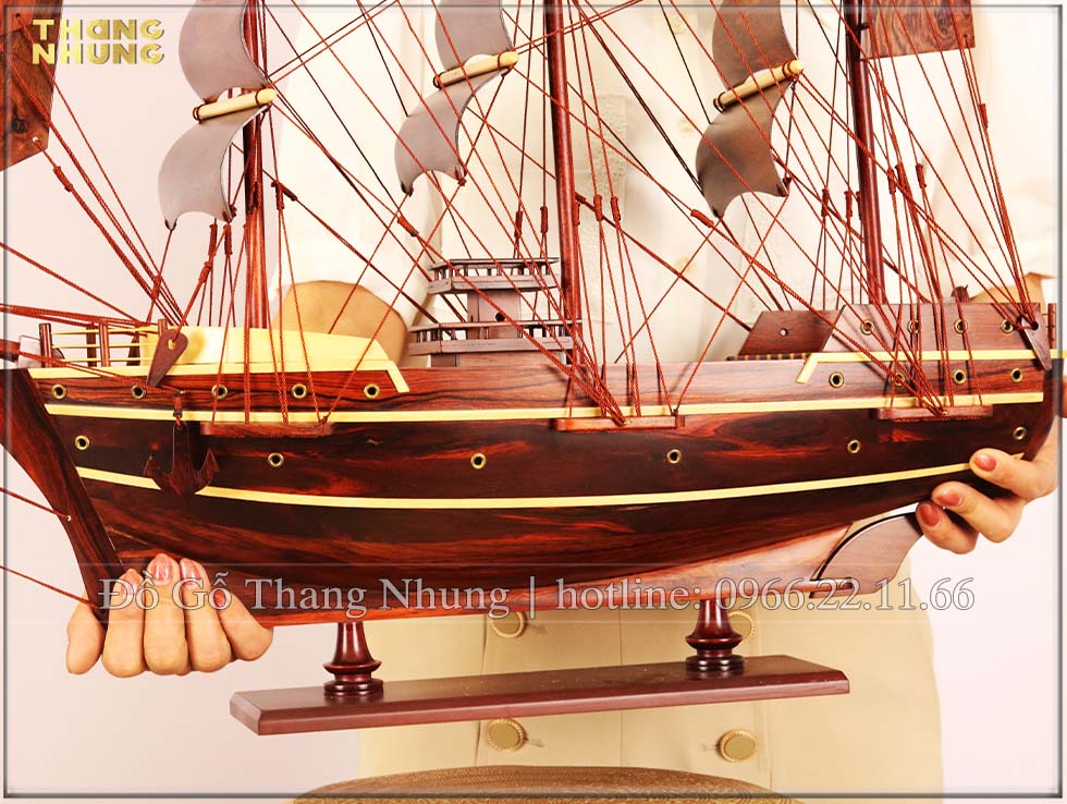 Thuyền buồm gỗ mỹ nghệ phong thủy được PU kỹ để nguyên màu vân gỗ cẩm