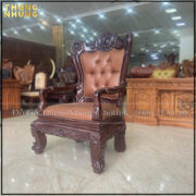 ghế chủ tịch tân cổ điển bằng gỗ được làm theo phương pháp truyền thống, bởi những người thợ làng nghề Đồng Kỵ có tay nghề cao.