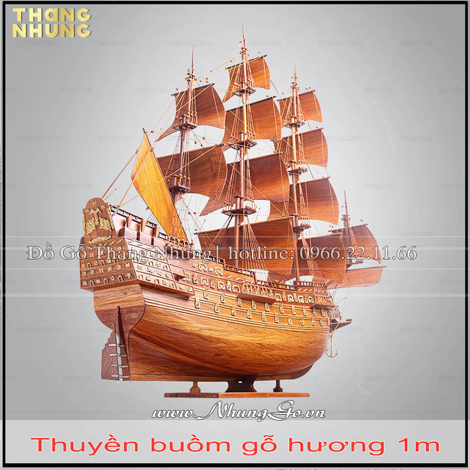 Thuyền buồm mô hình quà tặng phong thủy 4.được mô phỏng từ chiếc thuyền thực tế thành mô hình thuyền gỗ, cùng các chi tiết như vỏ tàu, thân tàu, boong tàu, cột và cánh buồm, cũng như các trang trí khác...