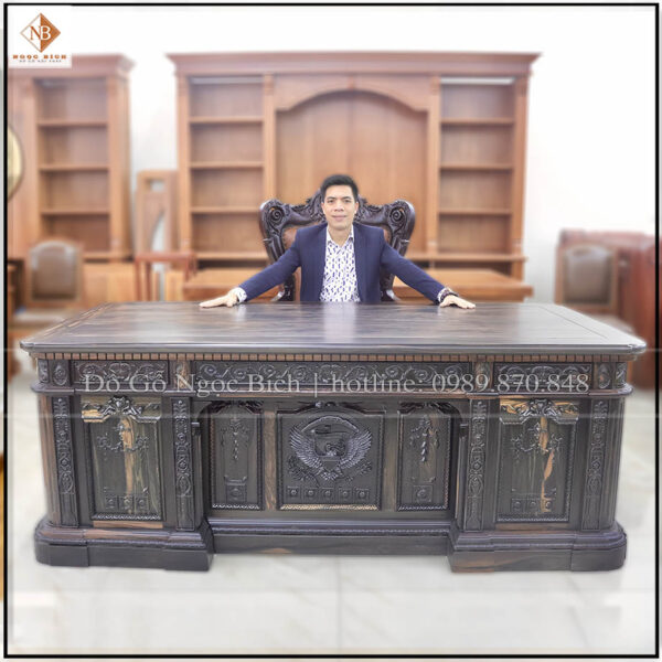 Bàn làm việc chất liệu gỗ mun cho chủ tịch với thiết kế tinh tế, sang trọng, đẳng cấp và quyền lực. Đây được xem là chiếc bàn Chủ tịch VIP bậc nhất hiện nay trên thị trường