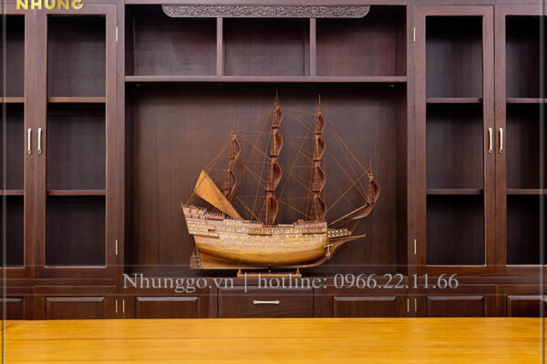 Thuyền buồm trang trí gỗ quà tặng trung thu được sản xuất kỹ lưỡng tương tự kỹ thuật đóng tàu thật, với từng nan gỗ nhỏ được ghép lên trên khung xương, mặt sàn được ghép bằng từng thanh gỗ xẻ nhỏ theo tỉ lệ