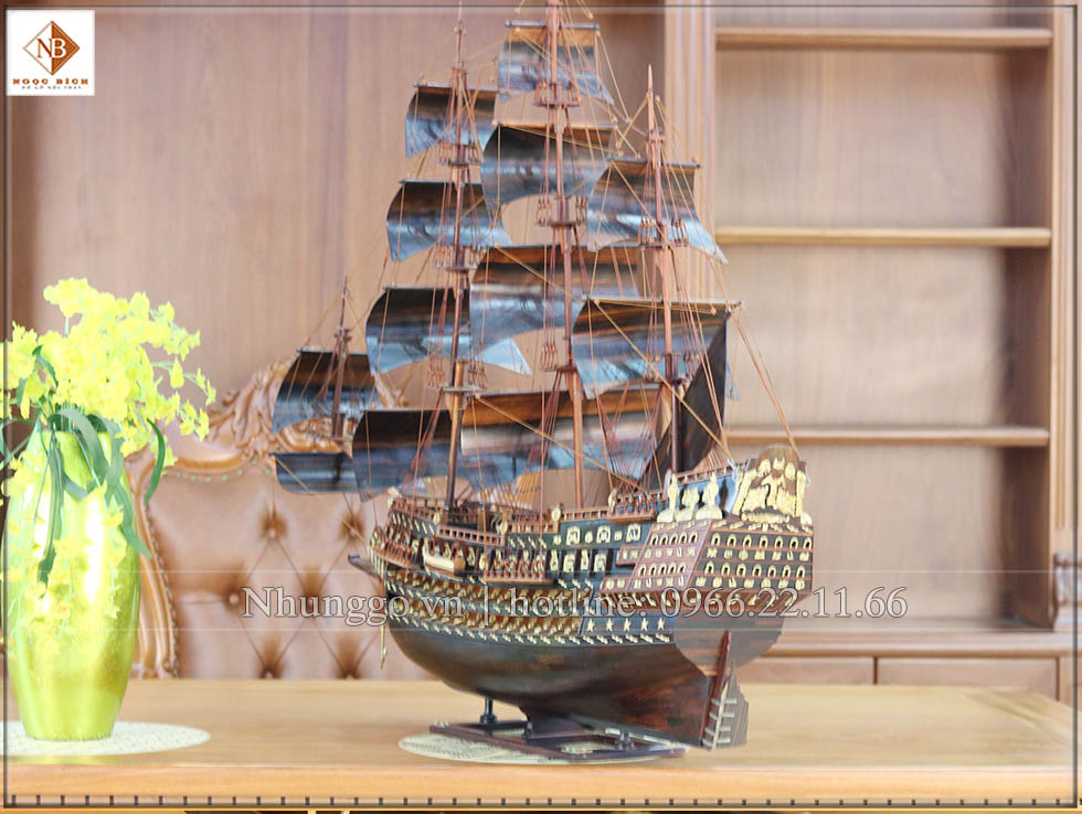 Mô hình thuyền gỗ được chế tạo từ 100% gỗ mun quý hiếm