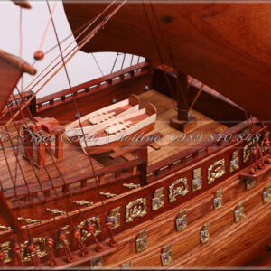 Nội thất bên trong chiếc thuyền gỗ hương đuọc làm tỉ mỉ chi tiết