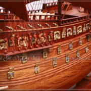 Thân thuyền buồm được chế tạo từ gỗ hương tự nhiên 100%