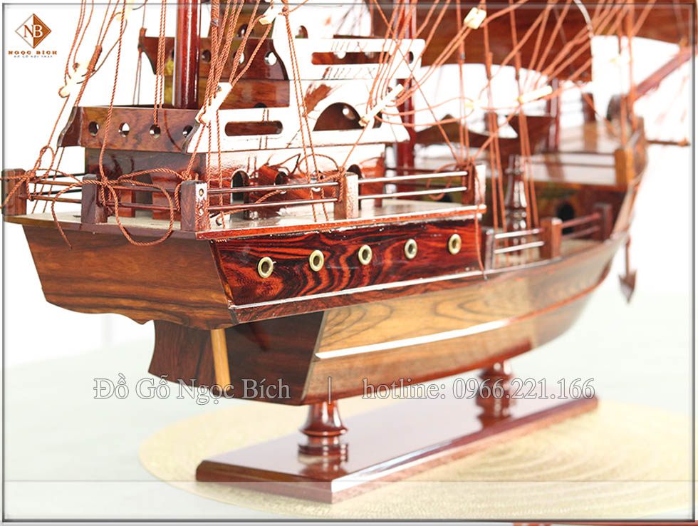 Thân thuyền Thái được làm bằng gỗ Cẩm tụ nhiên 100%