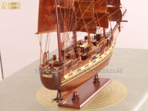 Thuyền buồm gỗ cẩm để bàn làm việc mang lại mawy mắn thuận lợi cho công việc