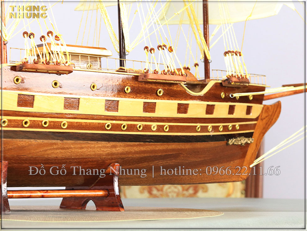 Thuyền gỗ tràm buồm vải được thiết kế hoàn hảo như một chiếc thuyền thực