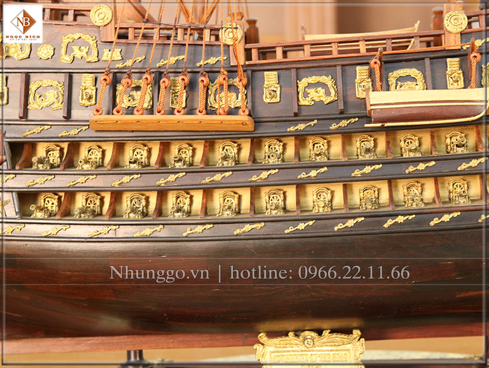 Các chi tiết trên thân thuyền được gắn những phụ kiện bằng kim loạt không rỉ