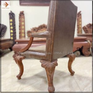 Ghế được làm bằng gỗ gõ và da simili màu nâu cao cấp