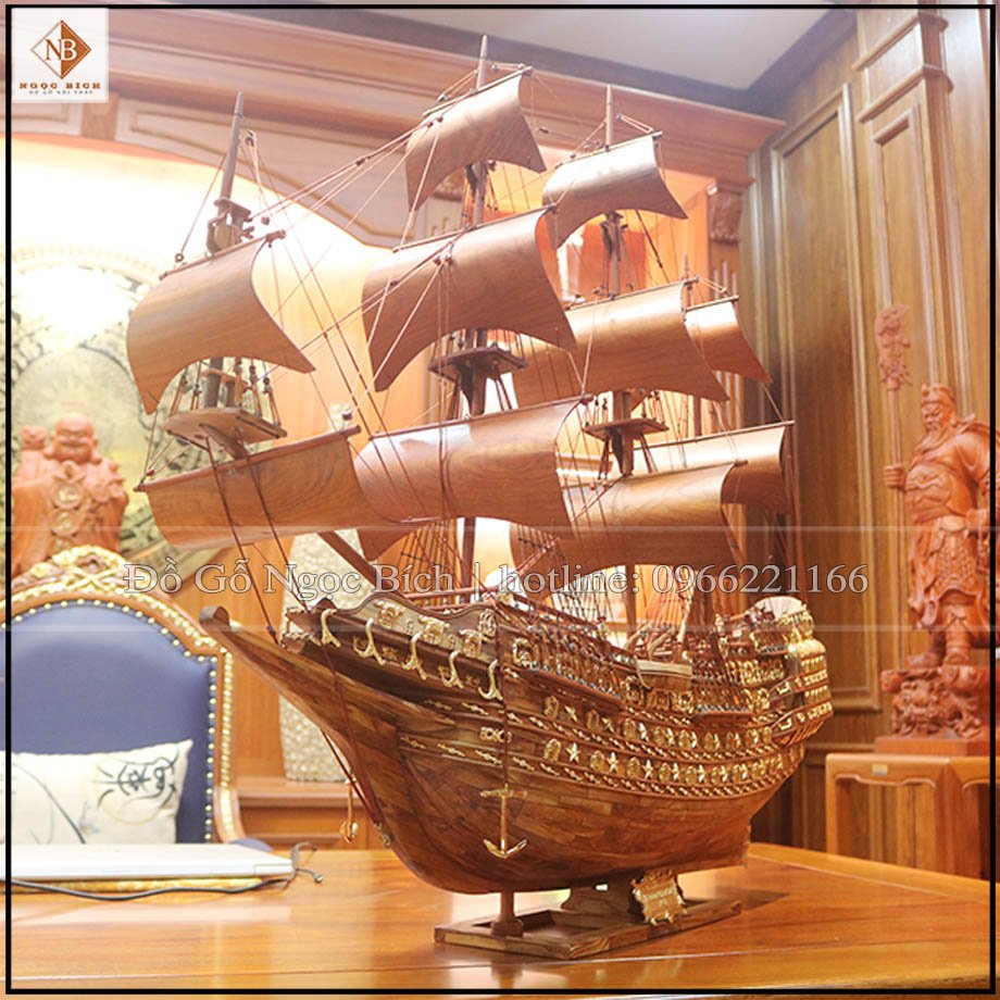 Thuyền buồm gỗ sưa phụ kiện mạ vàng biểu tượng cho tầng lớp thượng lưu