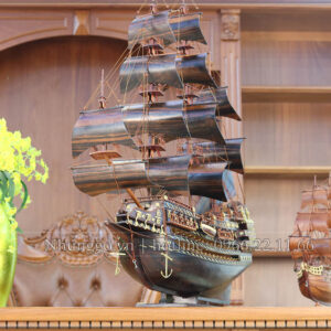 Thuyền được làm từ chất liệu gỗ mun quý hiếm