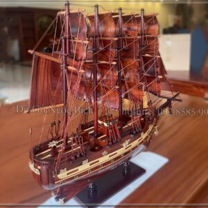 Con thuyền được làm từ chất liệu gỗ cẩm quý hiếm