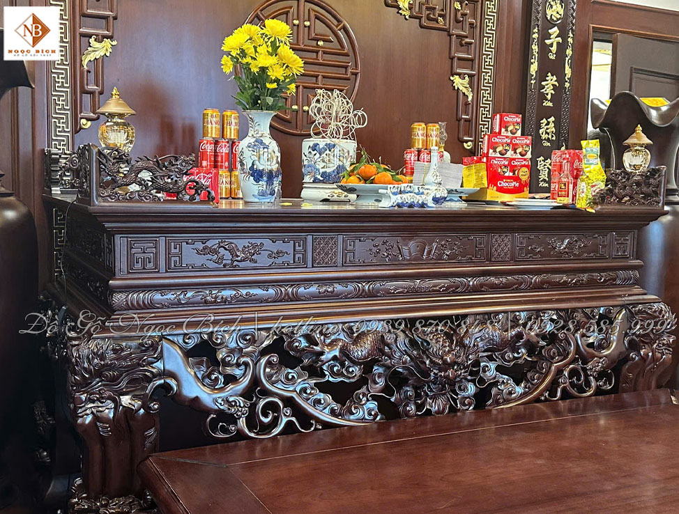 Chất liệu gỗ tự nhiên kết hợp với thiếp vàng mang đến dự sang trọng - xứng tầm vị thế của gia chủ