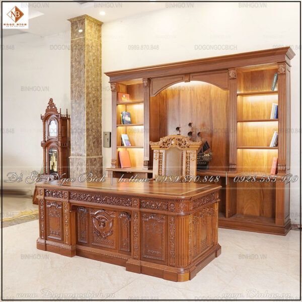 Chiếc bàn không chỉ là nơi làm việc, mà còn là điểm tiếp đón đối tác quan trọng, thể hiện sự chuyên nghiệp và uy tín của doanh nghiệp.
