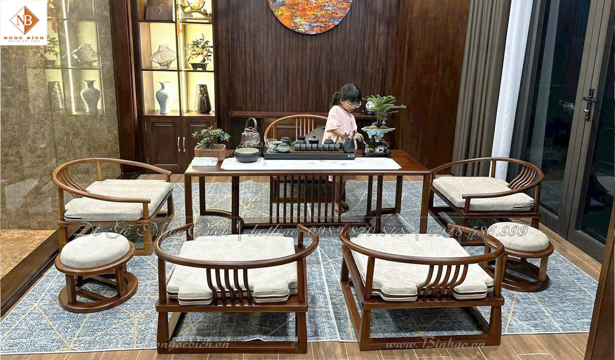 Sự mộc mạc của gỗ tự nhiên kết hợp cùng tinh thần tối giản Nhật Bản mang đến hình ảnh người lãnh đạo sâu sắc, điềm tĩnh và có gu thẩm mỹ tinh tế.