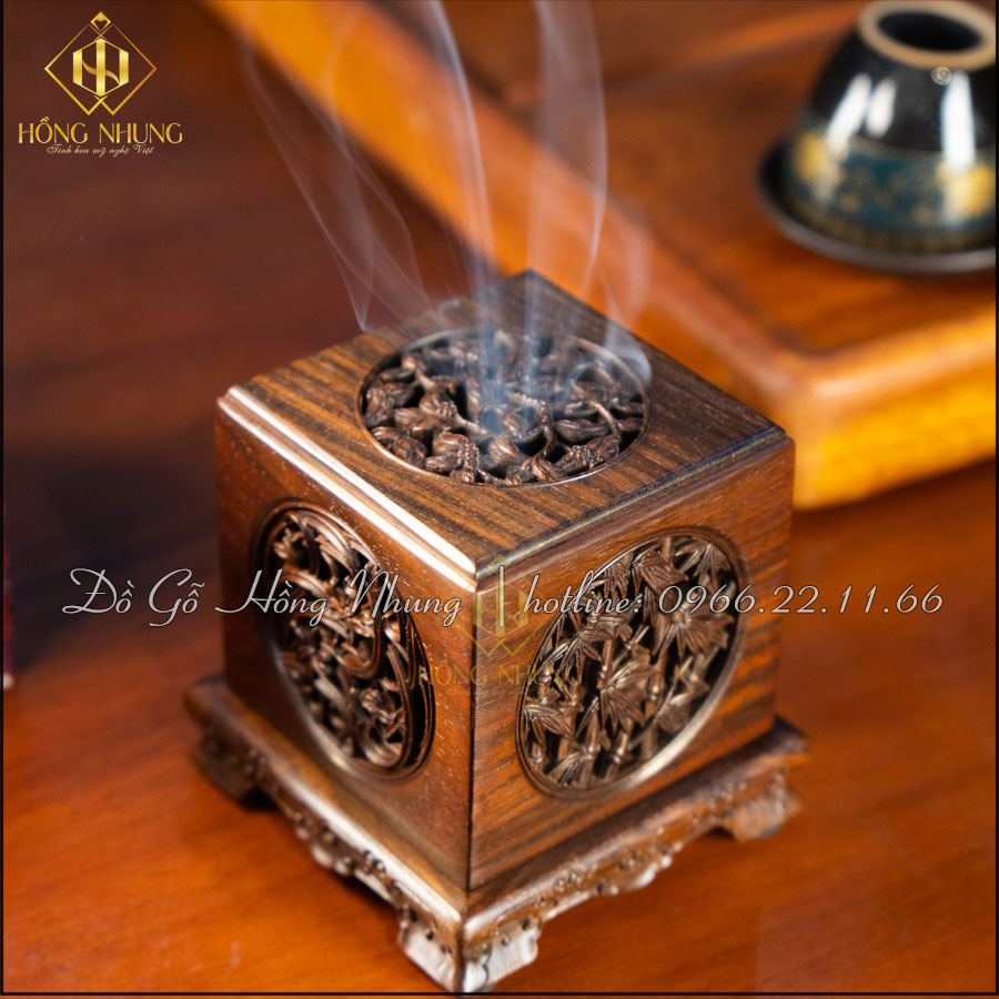 Lư xông trầm được thiết kế theo dáng vuông, tạo cảm giác chắc chắn, ổn định và cân bằng.