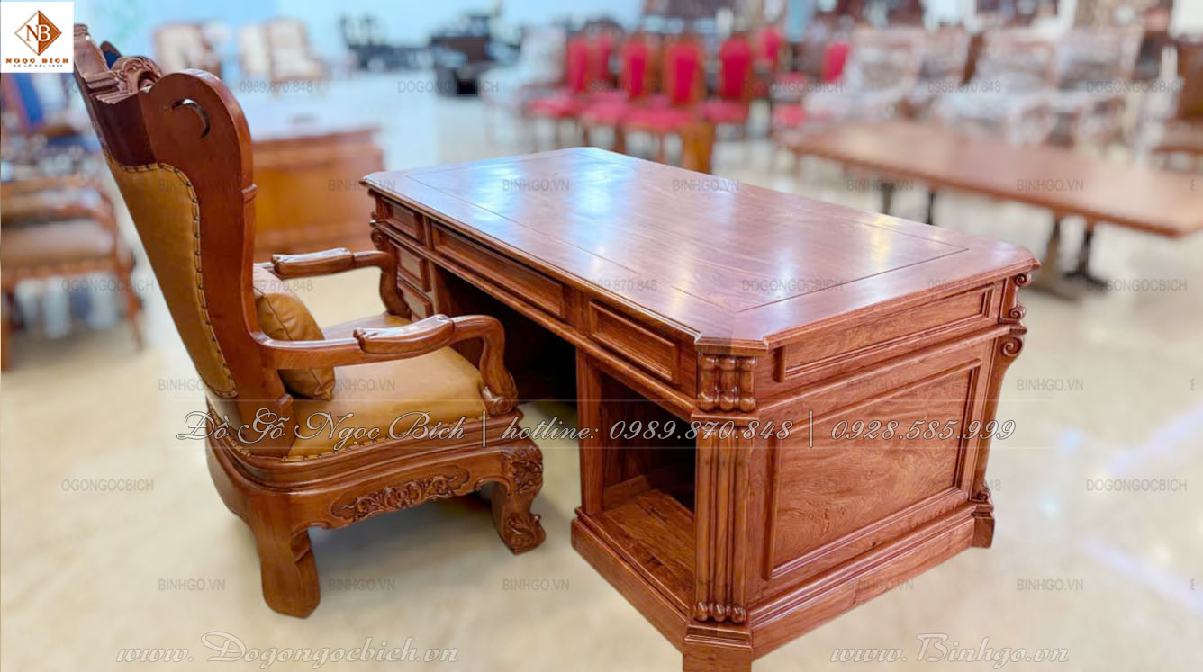 hông gian mặt bàn lớn giúp bố trí thiết bị làm việc thuận tiện, đồng thời tạo cảm giác thoải mái khi sử dụng.