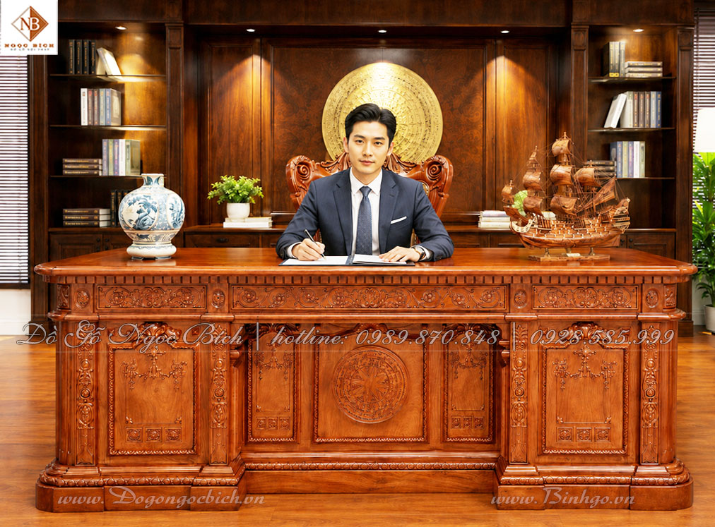 Mẫu Bàn Chủ Tịch Gỗ Gõ Đỏ Cao Cấp Dài 217cm Lấy Cảm Hứng Từ Bàn Tổng Thống Mỹ là lựa chọn phù hợp cho những không gian lãnh đạo cần sự sang trọng, tiện nghi và bề thế. 