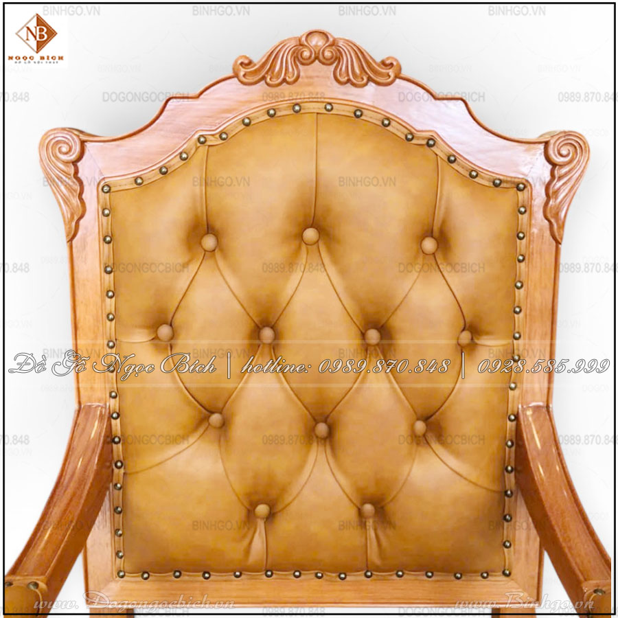 Thiết kế rút múi theo dạng quả trám tạo nên các ô phồng mềm, kết hợp với các điểm nút lõm tự nhiên, giúp bề mặt lưng ghế có chiều sâu và cảm giác êm ái hơn.