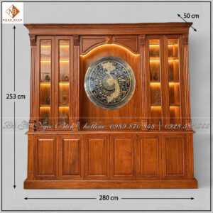 Mẫu tủ trong combo có kích thước khoảng cao 253cm, dài 280cm và rộng 50cm, tạo nên một mảng nội thất khá lớn phía sau bàn.