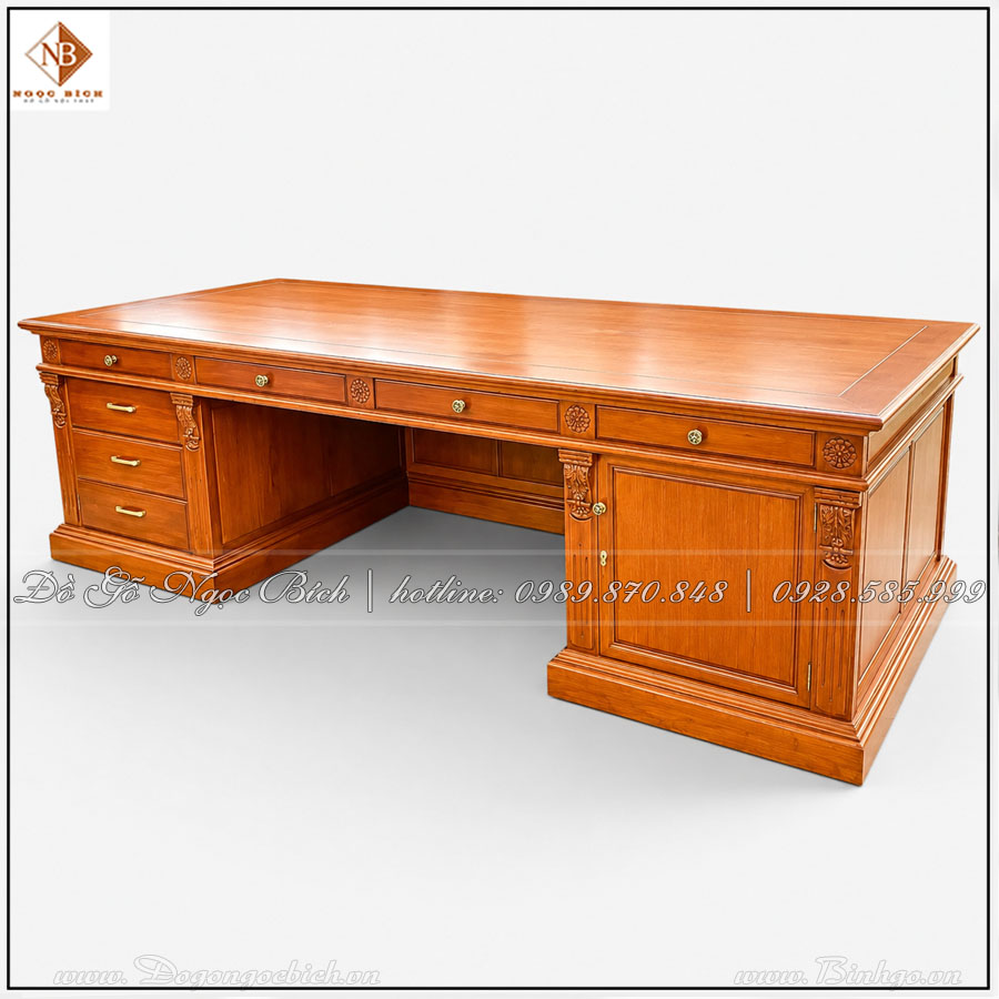 Sự bề thế của chiếc bàn không hề tạo cảm giác nặng nề mà ngược lại, nhờ tỷ lệ thiết kế hợp lý, tổng thể vẫn rất thanh lịch và đẳng cấp.