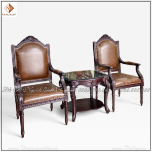 Khung bàn vẫn sử dụng chất liệu gỗ đồng bộ với ghế, tạo sự liên kết giữa các sản phẩm. Trong khi đó, mặt kính tạo hiệu ứng phản chiếu ánh sáng, giúp khu vực tiếp khách có cảm giác rộng rãi hơn.