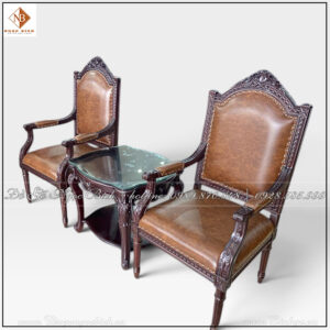Sự kết hợp hài hòa giữa màu gỗ nâu, da nâu cùng những đường cong mềm mại trên tay ghế, lưng ghế và chân ghế tạo nên một tổng thể vừa cổ điển vừa hiện đại
