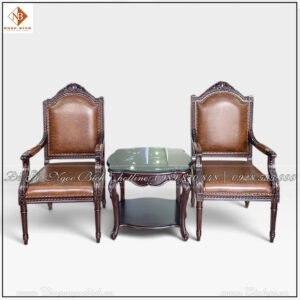 Bộ bàn ghế tiếp khách 2 người mẫu sang trọng với thiết kế tân cổ điển, khung gỗ Gõ Đỏ phun PU màu nâu óc chó kết hợp da bọc màu nâu mang đến vẻ đẹp trầm ấm, sang trọng và đầy quyền uy.