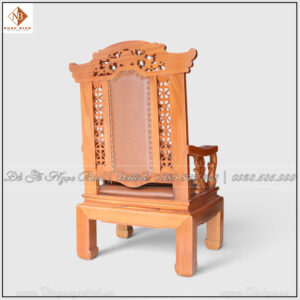Lưng ghế cao là một trong những đặc điểm tạo nên thần thái của mẫu ghế. Thiết kế này làm cho ghế có dáng đứng rõ ràng, phù hợp với vị trí Chủ tịch, Giám đốc hoặc người đứng đầu trong phòng làm việc.