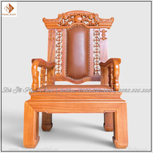 Trên mẫu ghế này, tinh thần tân cổ điển xuất hiện ngay từ dáng ghế cao và bề thế. Phần đỉnh được mở rộng, lưng ghế kéo dài theo phương đứng trong khi hai tay vịn và hệ chân tạo thế cân bằng ở phía dưới. Nhờ vậy, dù chiếc ghế có nhiều chi tiết gỗ, tổng thể vẫn có một trật tự rõ ràng.