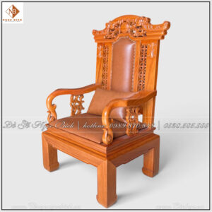 Gỗ Gõ Đỏ có màu sắc ấm, hệ vân tự nhiên khá rõ và phù hợp với những sản phẩm cần tạo cảm giác sang trọng. Trên các bề mặt có diện tích lớn như tay ghế, khung lưng hay chân, vân gỗ giúp tránh cảm giác đơn điệu.
