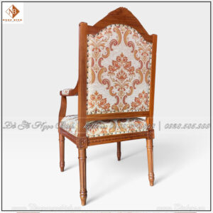 Trên khung ghế, những đường nét của gỗ được giữ lại và hoàn thiện kỹ lưỡng, tạo cảm giác dày dặn và vững chãi. Khi đặt trong phòng khánh tiết hoặc phòng họp, bộ khung gỗ giúp chiếc ghế có được vẻ ngoài nổi bật mà không cần sử dụng quá nhiều chi tiết trang trí cầu kỳ.