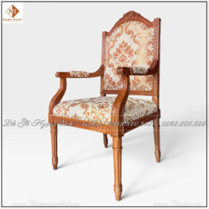 Sự kết hợp giữa khung ghế gỗ Gõ Đỏ tự nhiên với lớp gấm vàng sang trọng tạo nên tổng thể bề thế, trang nghiêm nhưng vẫn có độ mềm mại và ấm áp cần thiết.