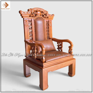 Chiếc ghế gây ấn tượng bởi phần lưng cao, hệ khung gỗ có độ dày lớn, những đường cong cổ điển và các mảng chạm được phân bố có chủ đích.