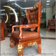 Báo giá ghế giám đốc bọc da nâu gỗ gõ đỏ được bọc da màu đỏ, đưởng làm bằng phương pháp thủ công của làng nghề Đồ Kỵ, Từ Sơn, Bắc Ninh