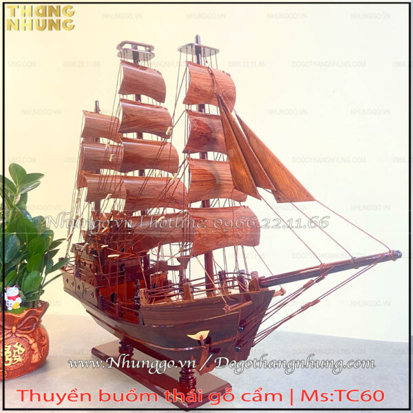 Thuyền buồm thái gỗ cẩm dài 60cm được làm thủ công bởi các nghệ nhân làng ghề gỗ Đồng Kỵ, Bắc Ninh