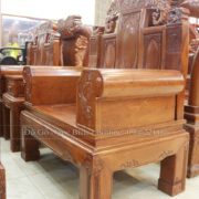Tay ghế được trạm khắc theo tích Lý Ngư Vọng Nguyệt