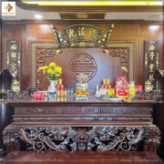 Phòng thờ sang trọng với bộ nội thất thiếp vàng