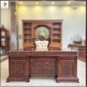 Chiếc bàn được sử dụng cần ưu tiên vẻ đẹp san trọng và quyền uy