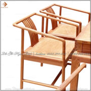 Tựa lưng với các nan gỗ cong được uốn theo độ nghiêng tự nhiên của lưng người